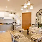 شقة Guesthost - Modern Flat With Lovely Terrace *