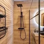Guesthost - Modern Flat With Lovely Terrace