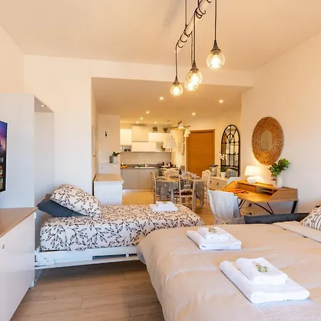 Guesthost - Modern Flat With Lovely Terrace شقة