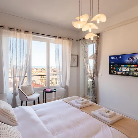 Guesthost - Modern Flat With Lovely Terrace شقة
