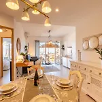 Guesthost - Modern Flat With Lovely Terrace