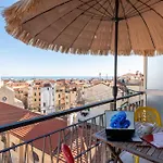 Апартаменти Guesthost - Modern Flat With Lovely Terrace