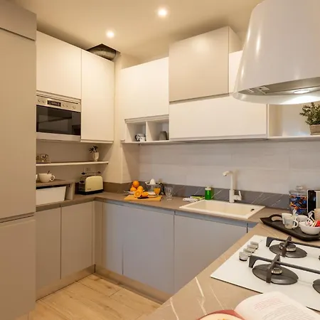 Guesthost - Modern Flat With Lovely Terrace