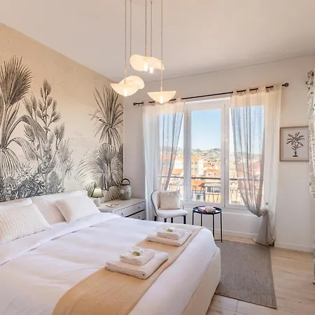 Guesthost - Modern Flat With Lovely Terrace