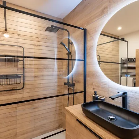 Guesthost - Modern Flat With Lovely Terrace *