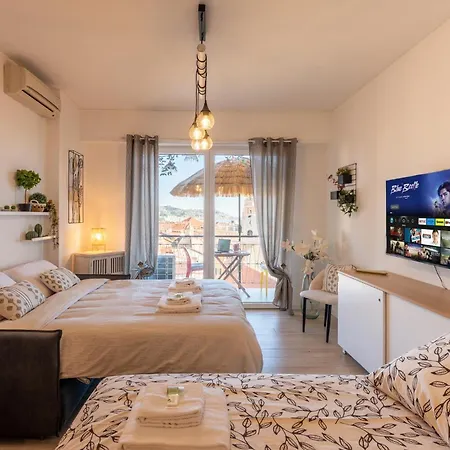 Апартаменти Guesthost - Modern Flat With Lovely Terrace