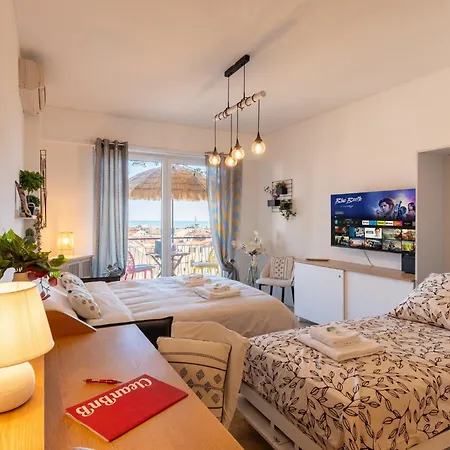 Апартаменти Guesthost - Modern Flat With Lovely Terrace Санремо