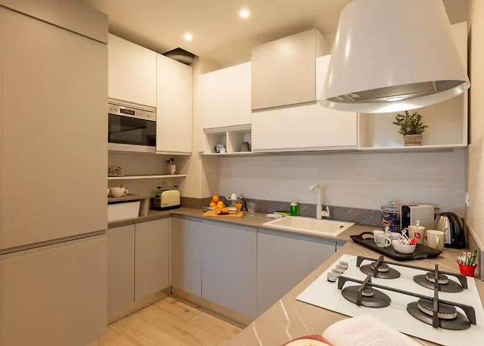 Guesthost - Modern Flat With Lovely Terrace