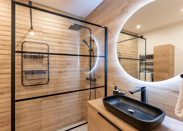 Guesthost - Modern Flat With Lovely Terrace *