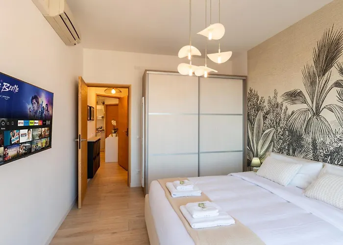 Guesthost - Modern Flat With Lovely Terrace *