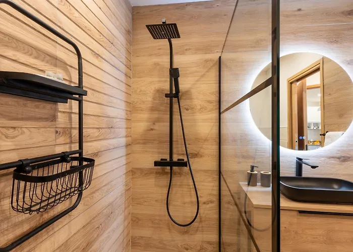 Guesthost - Modern Flat With Lovely Terrace